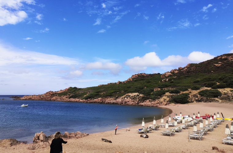 Dieser 110 Meter lange Strand ist nach Westen ausgerichtet und bietet einen Blick auf das Wasser des Golfo di li Moli und die Granitfelsen, die ihre Farbe ändern, sobald die Sonne untergeht. Die Farben des Meeres sind unglaublich und die Transparenz des Wassers unterstreicht die herrliche Schönheit des Meeresbodens beim Schnorcheln.