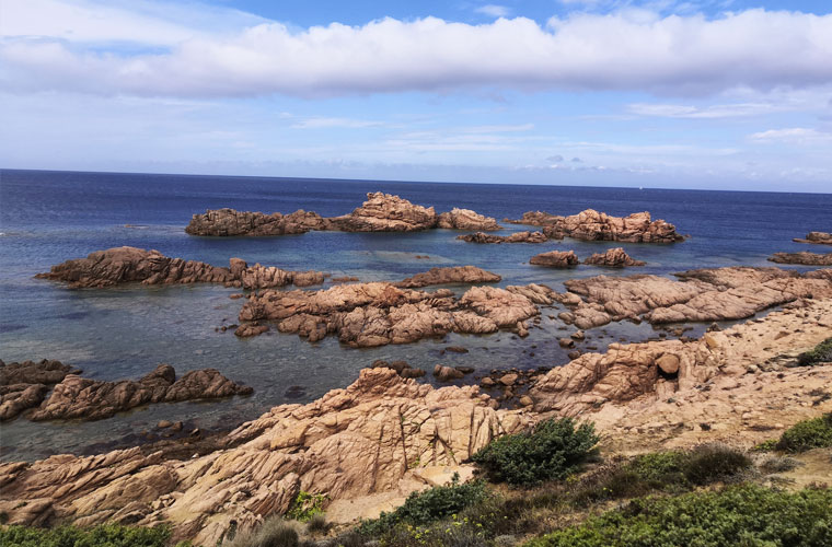 Eine wunderschöne Bucht. Das Wasser ist glasklar und es ist auch nicht zu überfüllt. Der Strand liegt direkt an der Küstenstraße von Santa Teresa nach Porto Torres und diese führt durch eine wunderschöne Gegend der Galura.