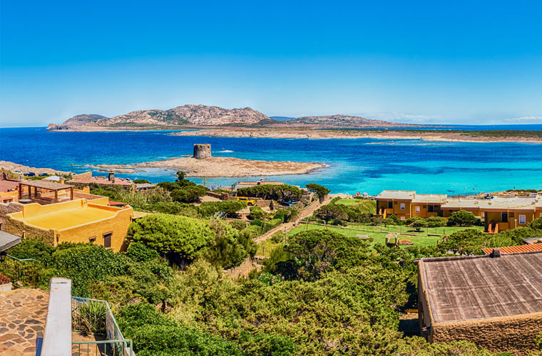 Im extremen Nordwesten Sardiniens befindet sich der Golf der Asinara, einer der schönsten Tropenstrände Europas, ein Naturparadies mit feinem Sand und sehr flach abfallendem Meeresgrund, der zur kompletten Erholung einlädt